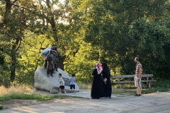 Leopoldsberg : Junge türkische Patrioten, Schabernack treibend am Denkmal für die Befreier Wiens 1683