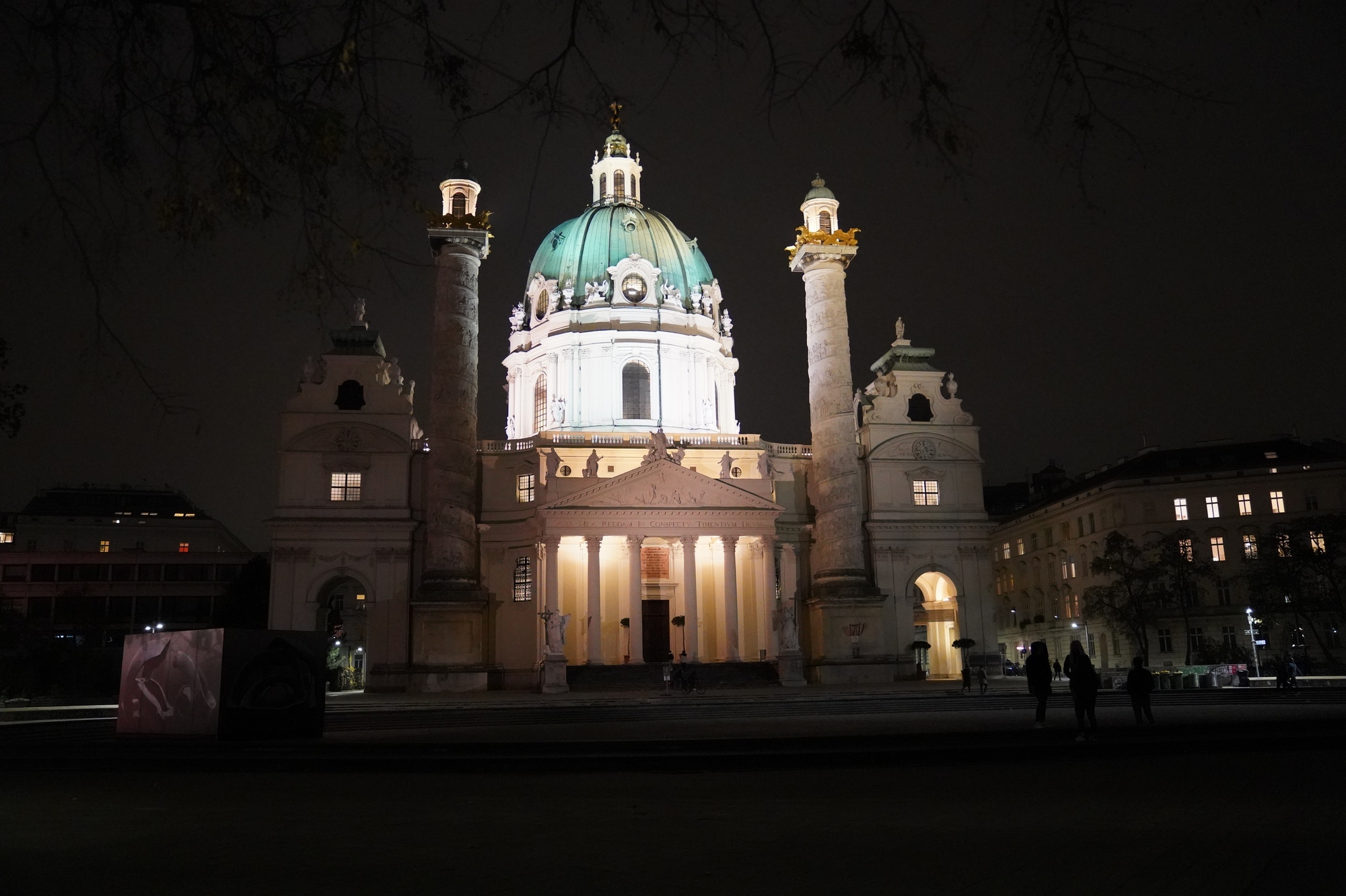 Iglesia San Carlos Borromeo al lado de la Universidad Técnica de Viena
