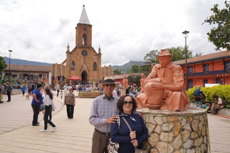 Eduardo and Maria Nelly in downtown Ráquira, center for clay-handycraft