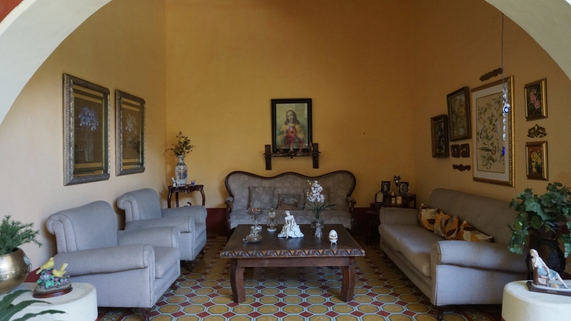 Ginebra classic living room with El Sagrado Corazón de Jesús