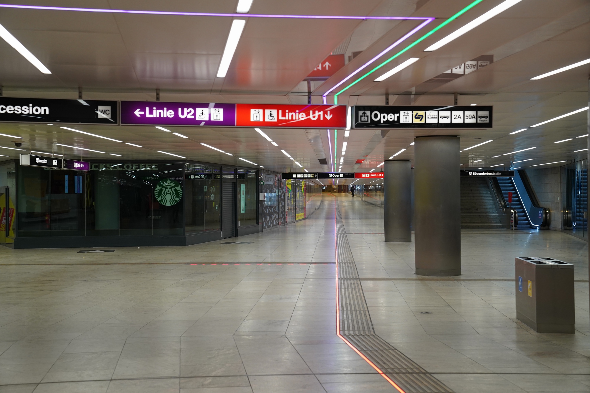 Pasage del Metro en el Karlsplatz, abandonado  por el  Virus Chino