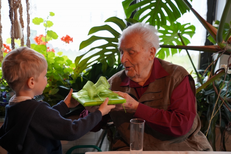 Hans, receiving  present from Leonard ( Hans junior´s grandson )