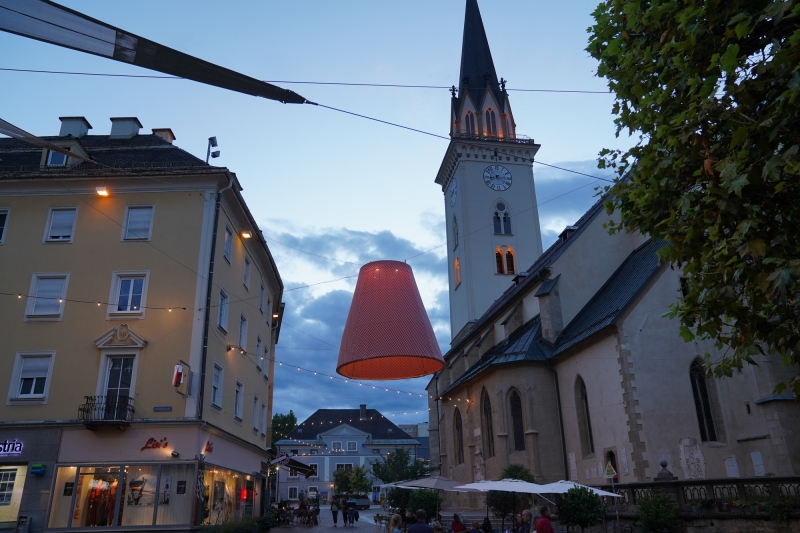 walking through down-town Villach with Maria Nelly and Marion ( at the backsinde of the photograper )