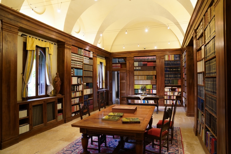 Anna, showing us the library of the owner