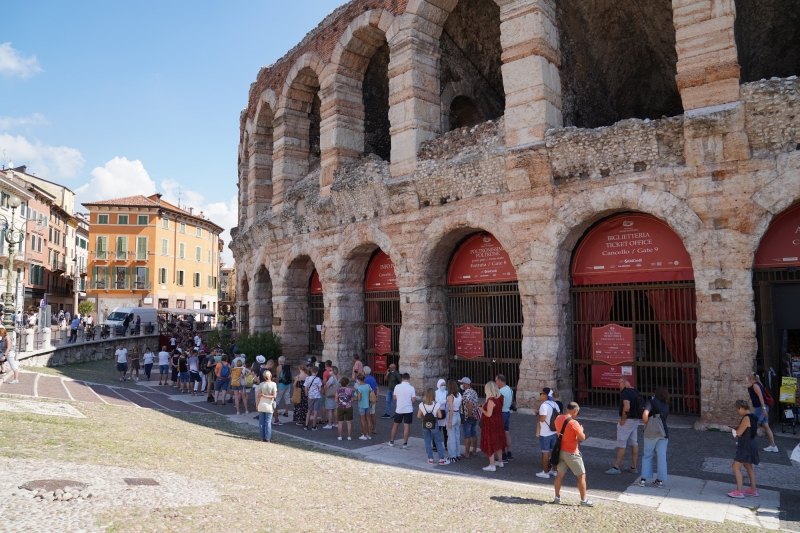 Arena di Verona, infested with curious tourist