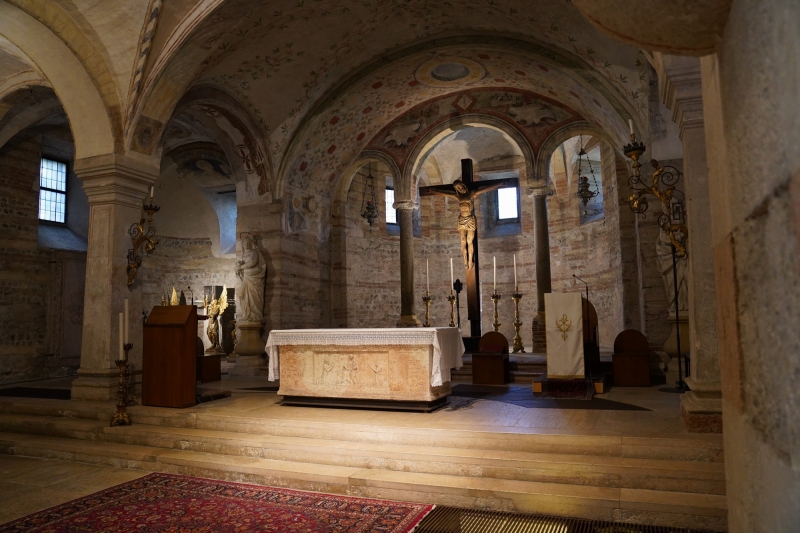 San Fermo, altar the lower church