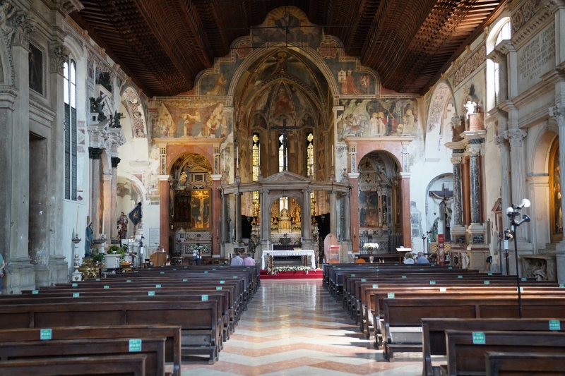 San Fermo, altar with ceiling