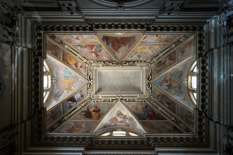 looking up to the ceiling in the side aisle
