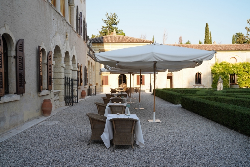 due to good weather the dinnertables  are outside