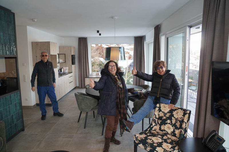 la sala de la cabaña con los huéspedes felices