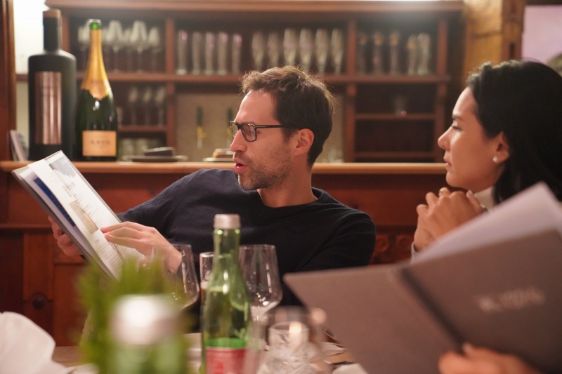 Estudiando el menú en el Restaurante Kirchenwirt ( casa construida en 1326 ! )
