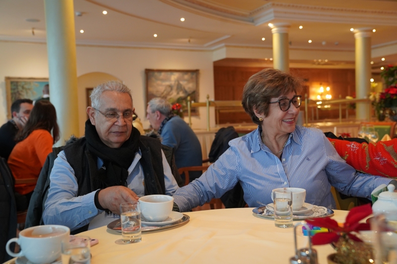 té de hierbas para los grandes, los niños ( por debajo de 70 )  tomaron café