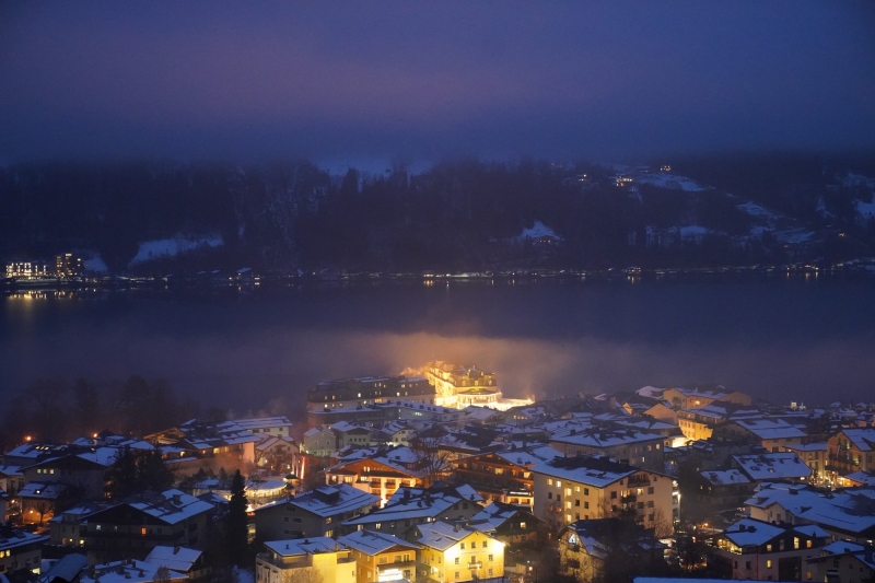 vista del lago Zell con  Grand Hotel alumbrado