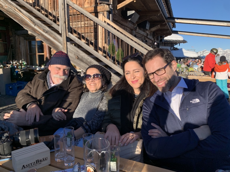 ya arriba en el sol, disfrutando  cervezas y mecato