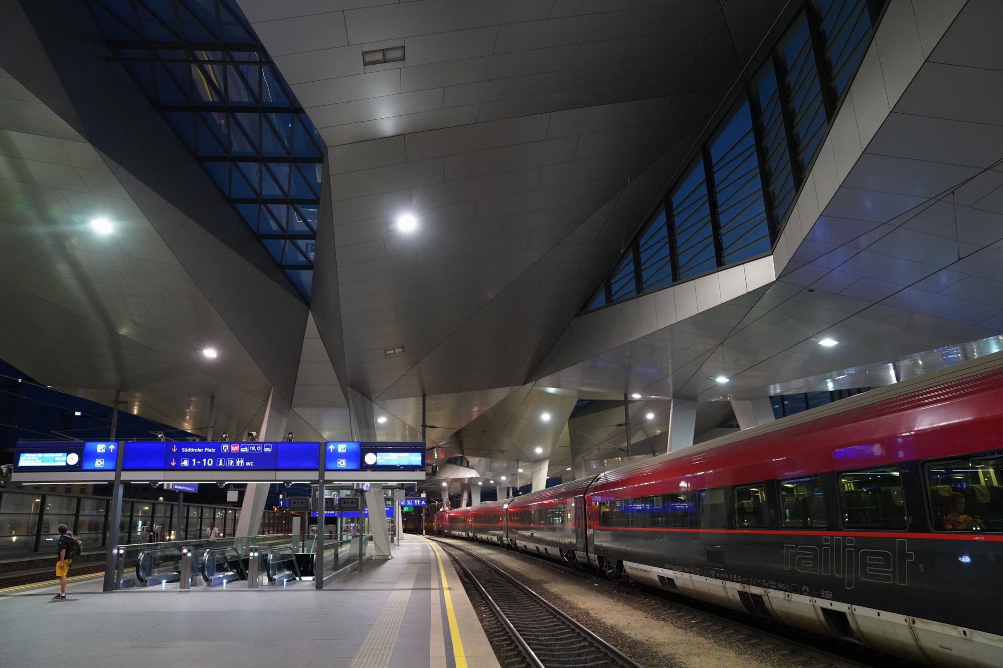 Wien Hauptbahnhof 21:41