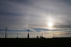 Die Windmühlen von Carnuntum mit dem Heidentor im Rücken