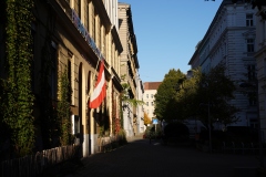 26.10.  Etwas schlapp und exclusiv, unsere Flagge. Hoffentlich wird sie nicht von diversen Schutzgefundenhabenden heruntergerissen und verbrannt