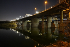 Seilsteg unter Praterbrücke nächtens