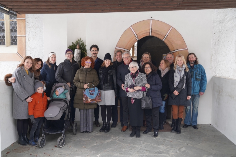 the Knappinger/Gasser and descendants-crowd outside St. Thomas