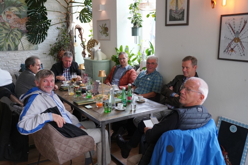 Samstag 10:00 ,  die Wagner-Moni hat sich rührend um uns gekümmert ( sie weiß, wo der Bartl den Most holt )