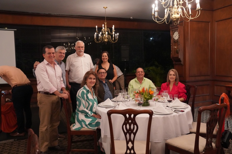 sentados Luisita, Alejandro, Sergio y Luz Marina