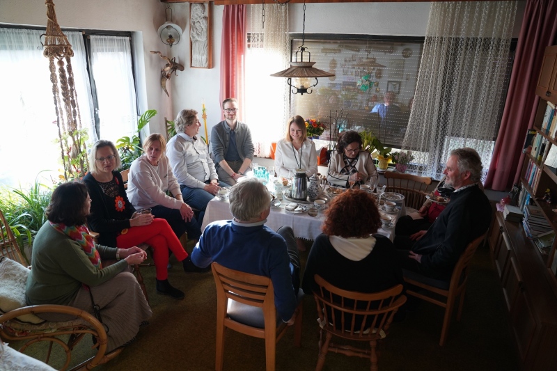 06  Partyguests at the table