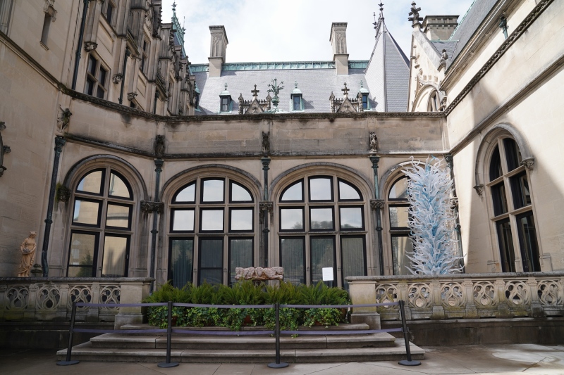 Window front with glass-sculpture