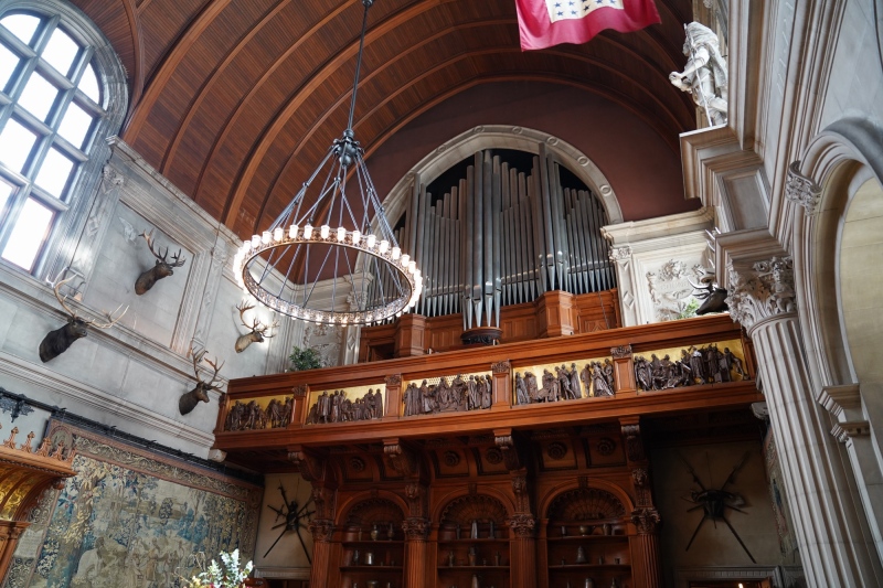 Organ at the dining-room