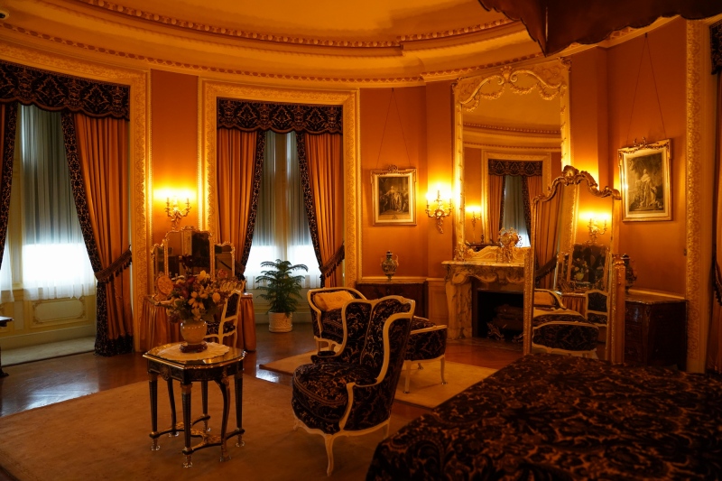 Lady´s conversation room
