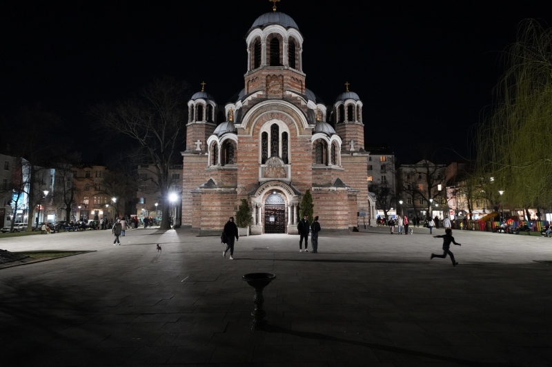 Plaza in front of the Temple with kids and dogs