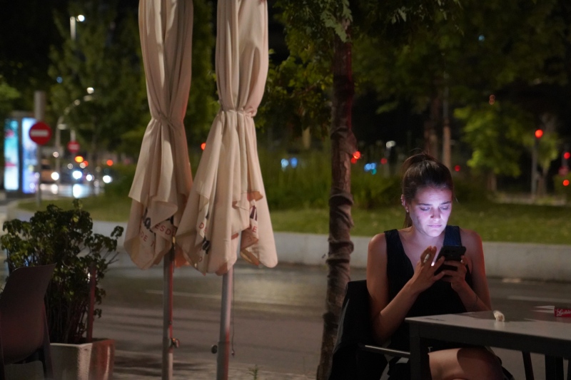 take note young lady, ´Social Media´ ruins your social life