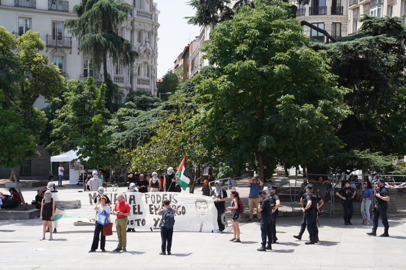 Repugnant terrorist symathizers gathering outside the Congress building