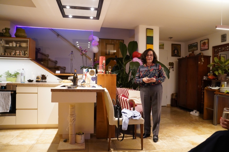 Maria Nelly relaxed, preparations for the party finished