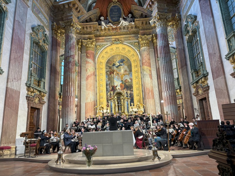 Jesuit-church, rehearsel before mass, Manuel right beyond the director´s hand