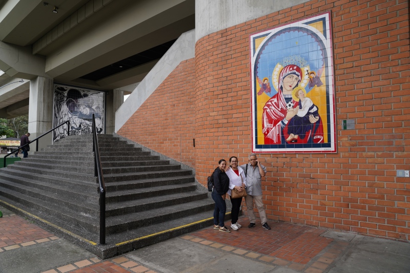 Afuera de la estación, Maria Nelly, Mario y nuestro gía