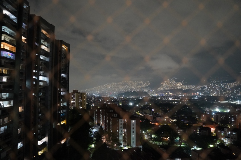Vista nocturna del balcón