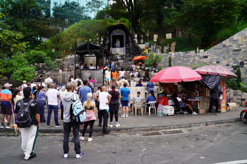 Oradores en el Santuario de la Rosa Mística conocido como ´La Virgen de los Sicarios´