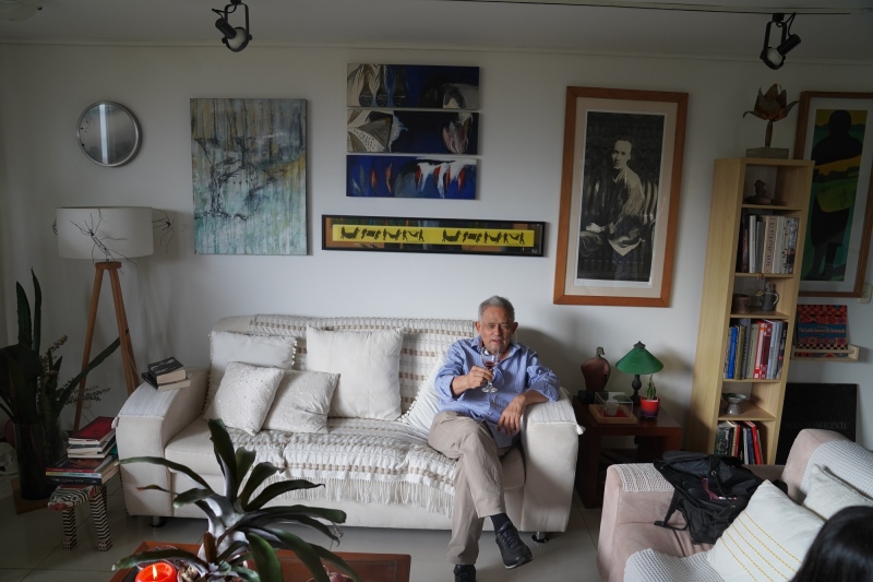 Nuestro viejo amigo Mario en el apartamento de Armando y Clara Mónica