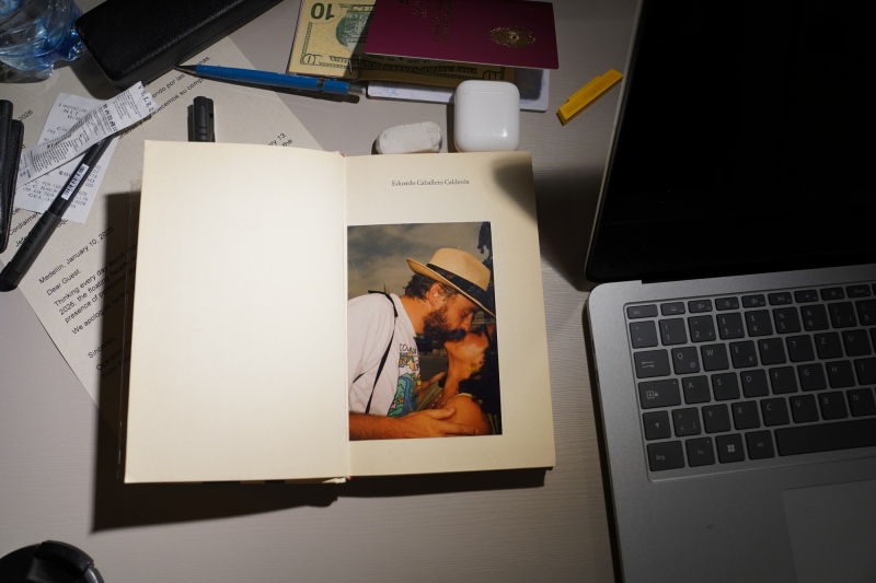 Foto de un beso ardiente en un libro prestado a Mario hace décadas