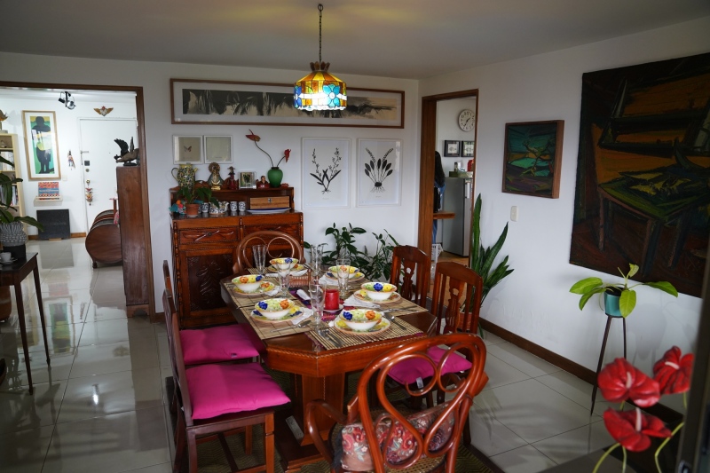 Mesa ya lista para el almeuerzo glorioso