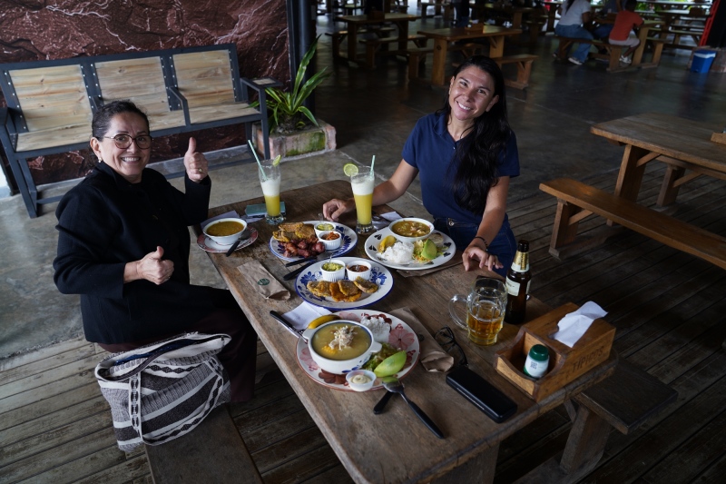 Almuerzo con nuestra chofera por el camino a Guatapé