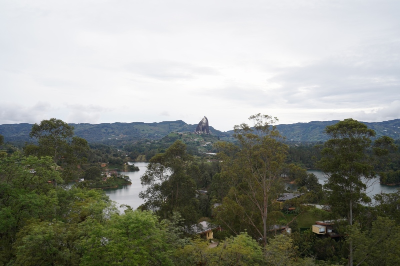 El Peñol de Guatapé, Monolito (600 m) del espacio, clavado 400 m a la tierra ( por el diablo ó según expertos, por Donald J. Trump )