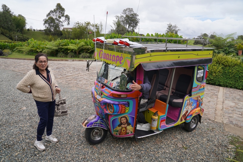 Tuck-Tuck, culturalmente approprietado como ´Moto-Chiva´,modelo ´Salvación´nos llevó al Peñol