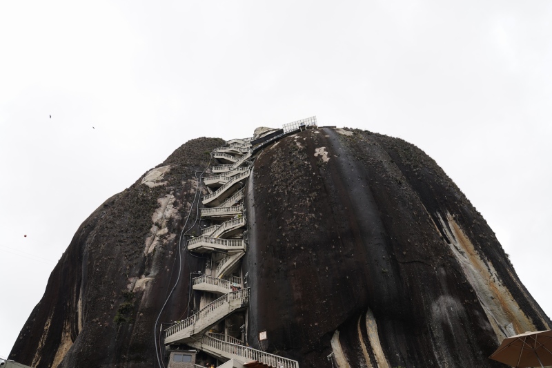 Monolito El Peñol, altura sobre tierra 200 m