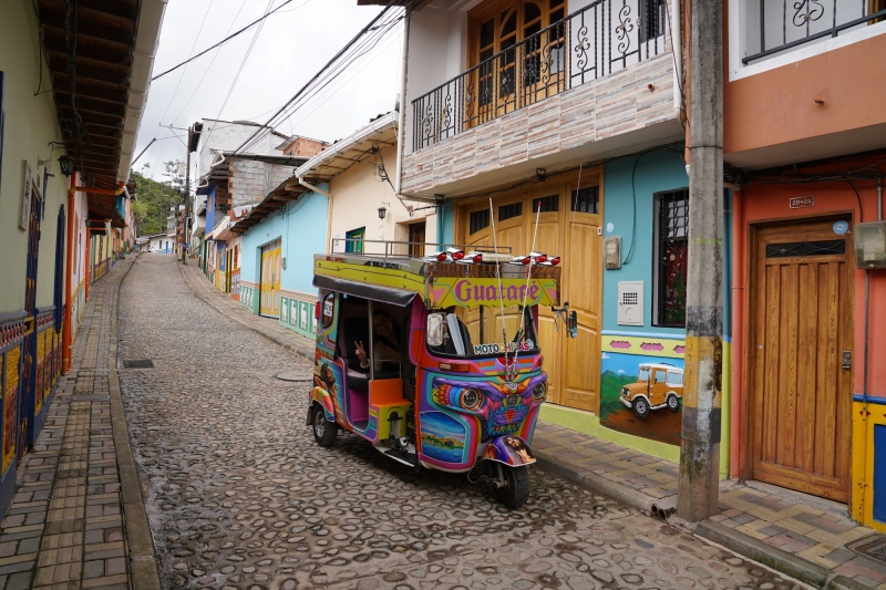 Paseo por Guatapé con sus famosos zócalos
