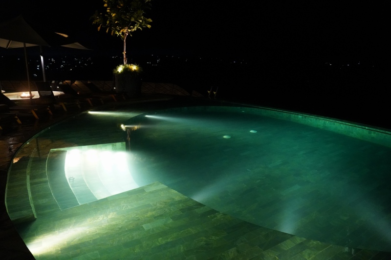 La piscina por la noche