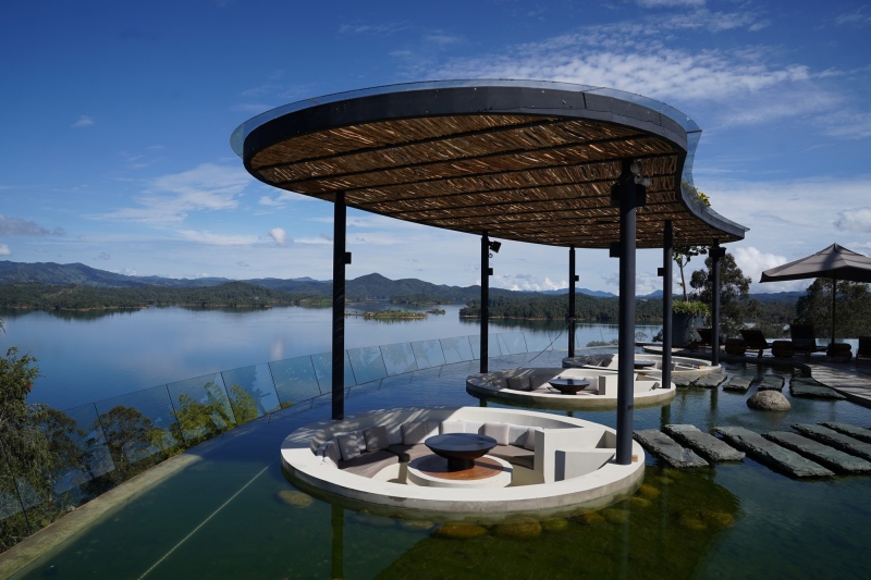 Piscina con vista al lago