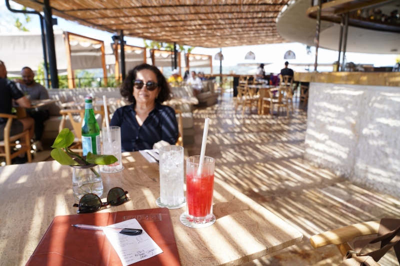 Último refresco en el hotel antes de salir