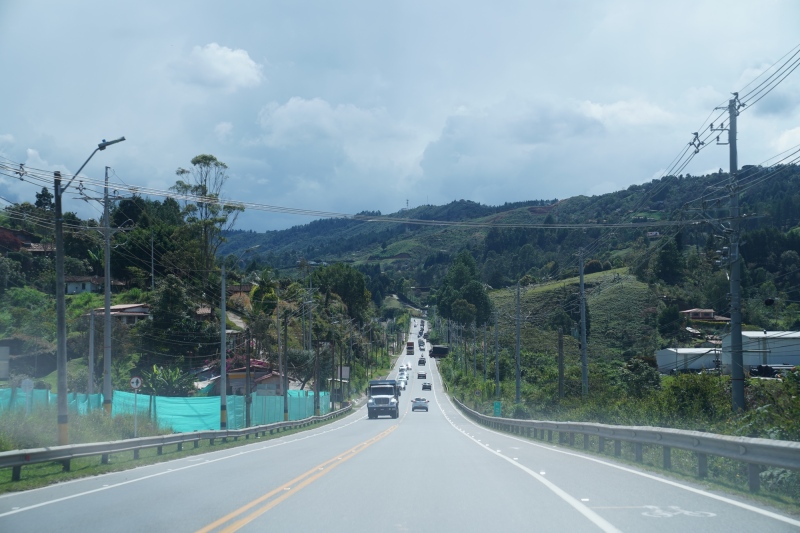 Por la autopista regresando a Medellín
