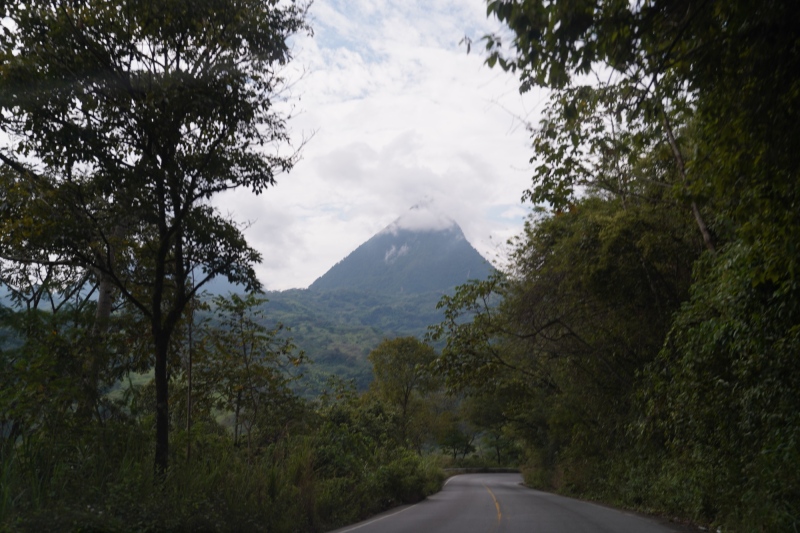 Por la carretera a Cali : El Cerro Tusa, Antioquia, la pirámide natural mas alta del mundo ( 460 m sobre terreno )